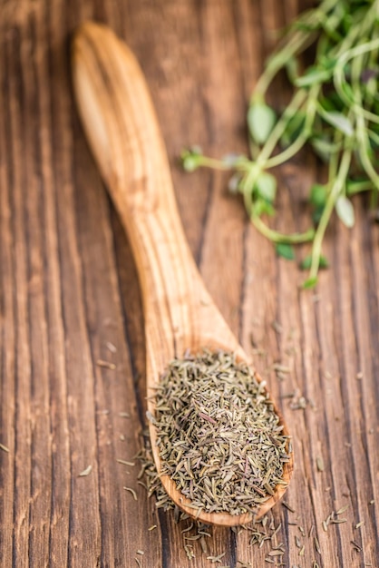 Thym séché sur fond de bois