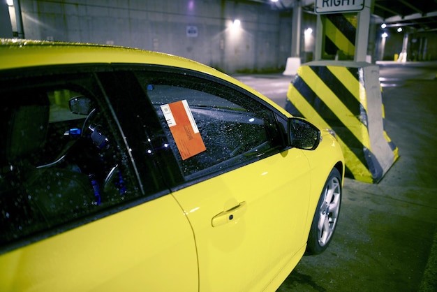 Photo ticket de stationnement sur la voiture