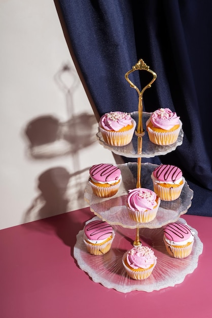 Photo tier cake stand avec des cupcakes à la crème au beurre