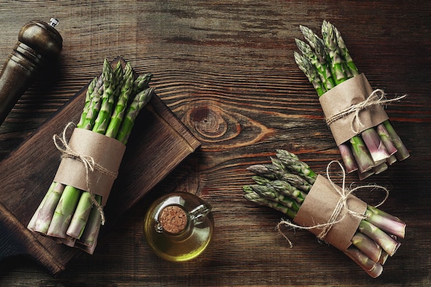 Une tige crue comestible d'asperge sur un fond en bois