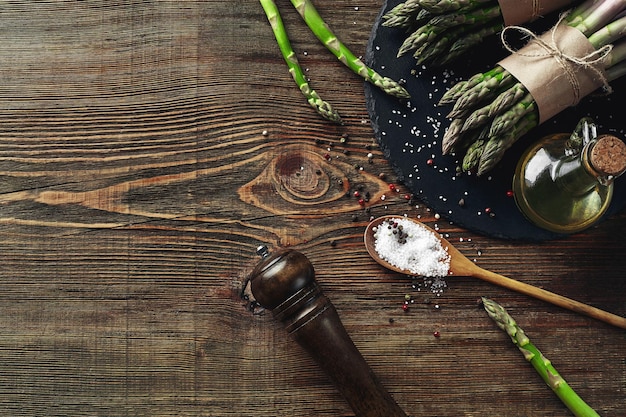 Une tige crue comestible d'asperge sur un fond en bois