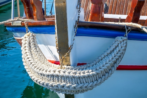 Tige d'un vieux gros plan de bateau de pêche. Pare-chocs en corde épaisse tissée à la main