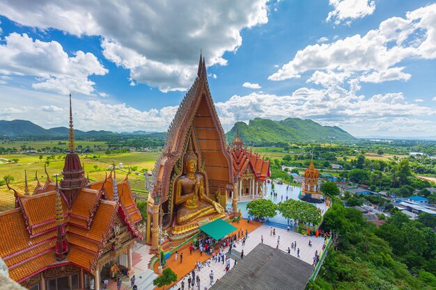 Tiger Cave Temple Wat Tham Sua à Kanchanaburi Thaïlande est une belle journée donc c'est très populaire