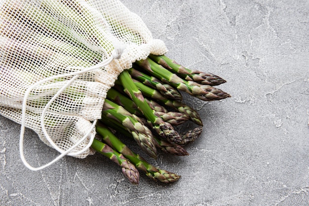 Tiges d'asperges dans le sac en filet