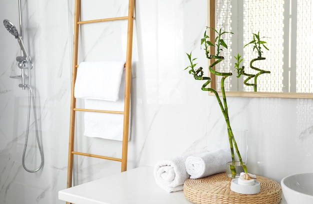 Tiges de bambou tropicales avec des feuilles dans un intérieur de salle de bain élégant