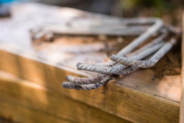 Tiges pour la construction sur une table en bois