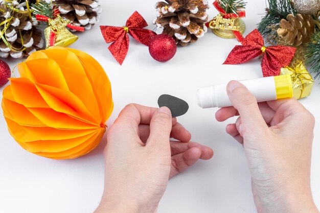 Tigre en papier de couleur bricolage. Jouet de Noël et du nouvel an sur l'arbre. Symbole de 2022. Artisanat pour enfants. Instructions pas à pas. Étape 11.