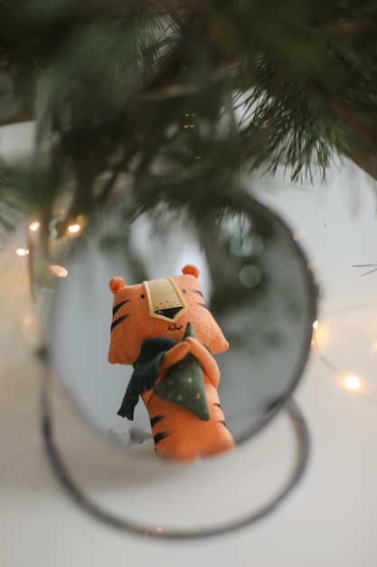 Tigre en peluche mignon avec des décorations sur un symbole de fond de Noël ou du nouvel an confortable de 2022