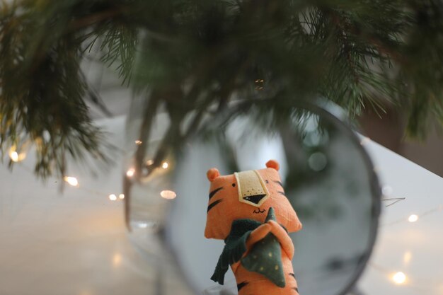 Tigre en peluche mignon avec des décorations sur un symbole de fond de Noël ou du nouvel an confortable de 2022