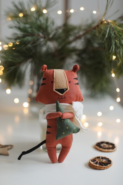 Tigre en peluche mignon avec des décorations sur un symbole de fond de Noël ou du nouvel an confortable de l'orient ...