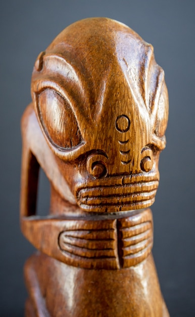 Tiki polynésien traditionnel en bois des îles Marquises. Isolé sur un fond sombre