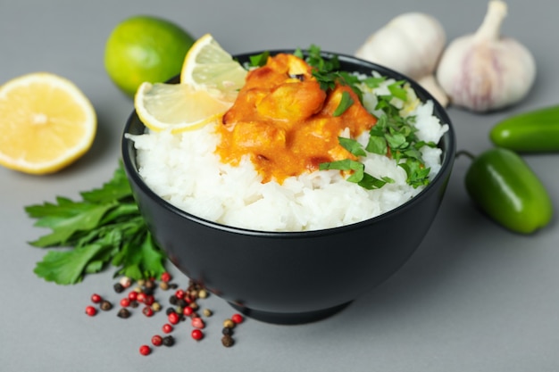 Tikka de poulet avec des ingrédients sur fond gris