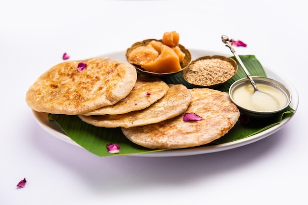 Til Gul roti pour Makar Sankranti Sweet Chapati poli à base de graines de sésame jaggery