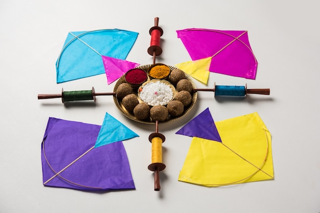 Til Gul OU Sweet Sesame Laddu avec modèle miniature Fikri et Kite avec haldi Kumkum et cristaux de sucre pour le festival Makar Sankranti sur fond de mauvaise humeur, mise au point sélective