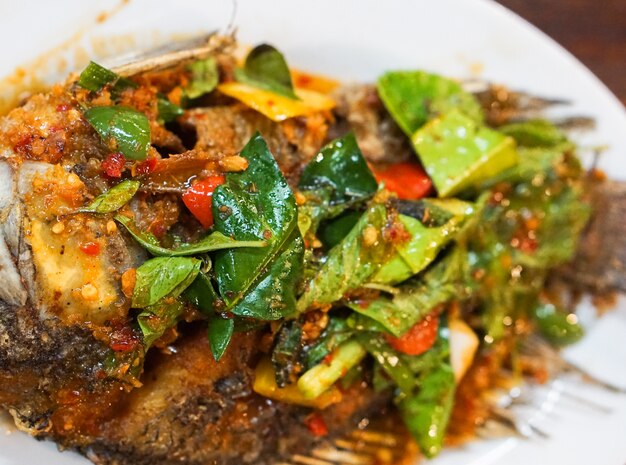 Tilapia frit avec des herbes, de la nourriture thaïlandaise.