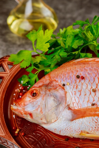 Tilapia rose frais avec du persil et du citron. Fermer.