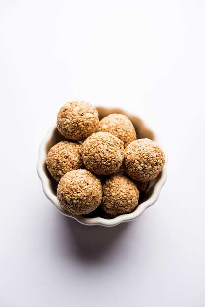 Tilgul Laddu Ou Boules Til Gul Pour Makar Sankranti, C'est Un Aliment Sain à Base De Sésame, De Cacahuètes Concassées Et De Jaggery. Servi Dans Un Bol. Mise Au Point Sélective Montrant Les Détails.