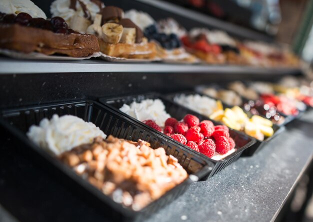 Photo tilt shot d'aliments sucrés dans des récipients à vendre au magasin