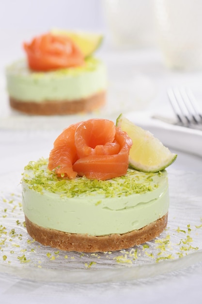 Photo timbale d'avocat avec du saumon