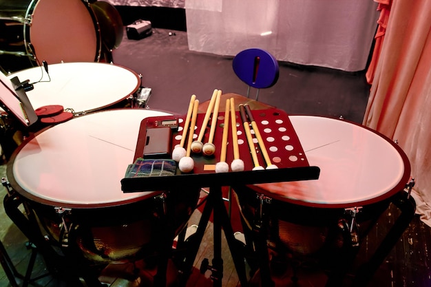 Timbales pour instruments de musique à percussion avec baguettes sur stagexA