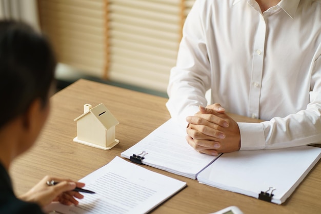 Timbre approuvé avec des gens d'affaires signant un contrat concluant un accord avec un consultant immobilier assurance habitation investissement immobilier assurance propriété offre de sécurité maison