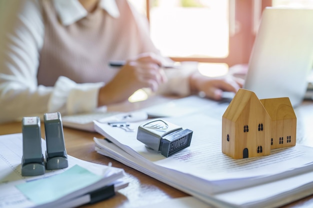Timbre approuvé avec des gens d'affaires signant un contrat concluant un accord avec un consultant immobilier assurance habitationxARinvestissement immobilier offre de sécurité d'assurance propriété maison
