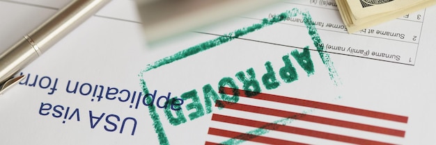 Timbre vert approuvé sur le document formulaire de demande de visa estampage à la main approuvé sur la feuille