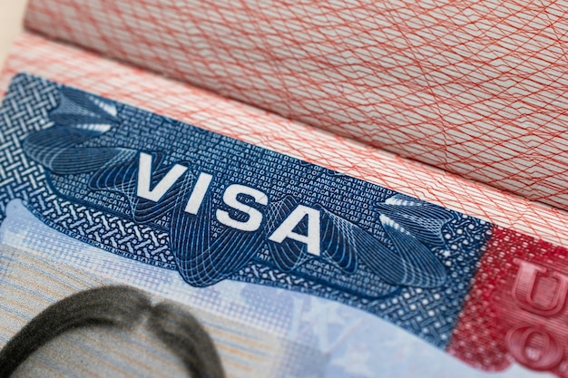 Photo timbre de visa américain dans un passeport de voyage états-unis d'amérique documents de travail et de voyage des immigrants