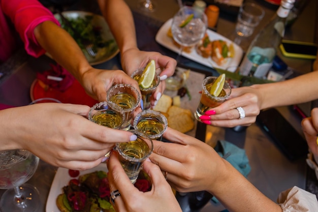 Tintement de verres avec alcool et fête de grillage