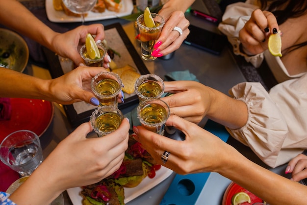 Tintement de verres avec alcool et fête de grillage