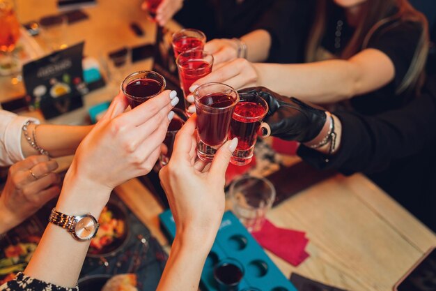 Tintement de verres avec alcool et fête de grillage