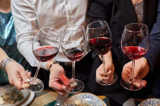 Tintement de verres avec alcool et fête de grillage