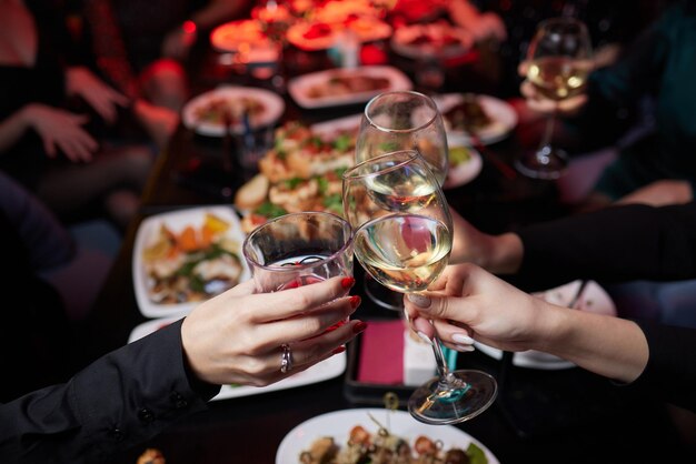 Tintement de verres avec alcool et fête de grillage