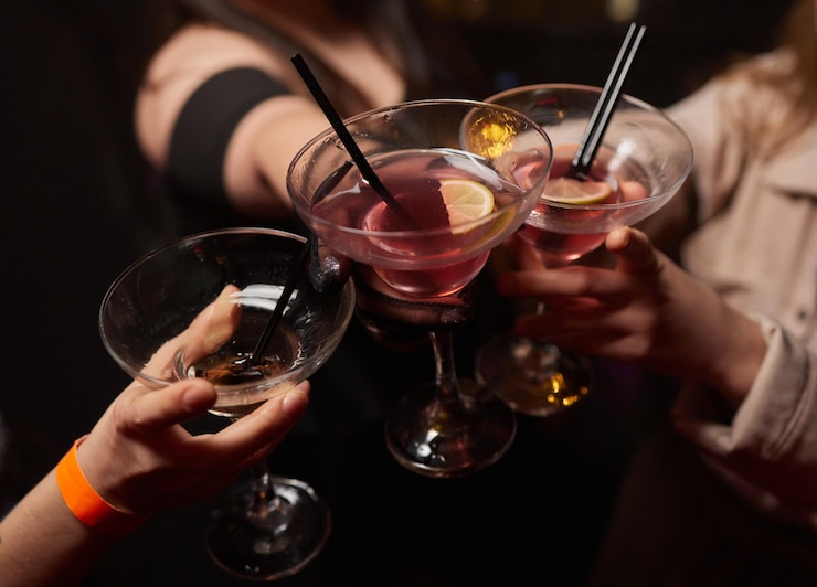 Photo tintement de verres avec alcool et fête de grillage