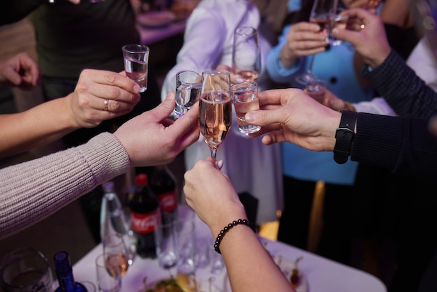 Tintement de verres avec alcool et fête de grillage