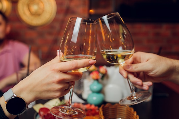 Tintement des verres avec de l'alcool et des toasts, fête.