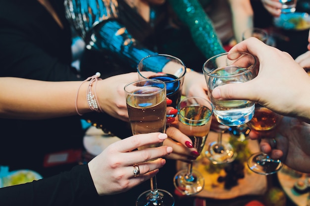 Tintement des verres avec de l'alcool et des toasts, fête.