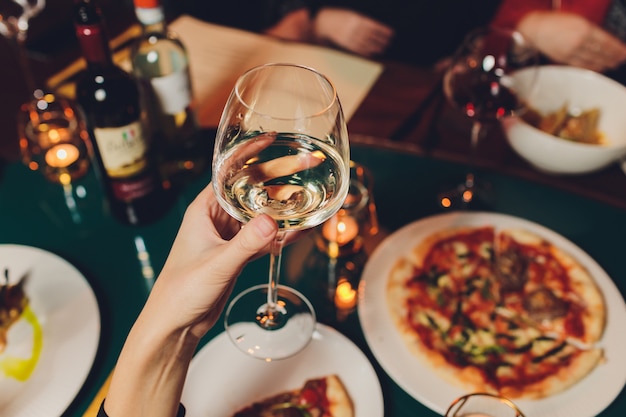 Tinter des verres avec de l'alcool et du grillage