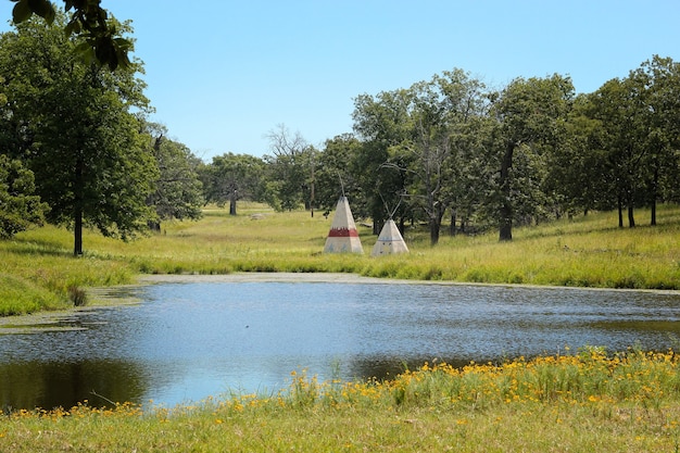 Tipi"s derrière un lac en Oklahoma