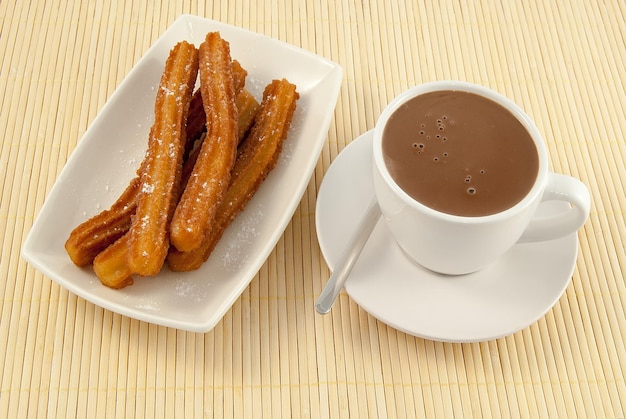 Tipicodesayuno espanol chocolate con churros