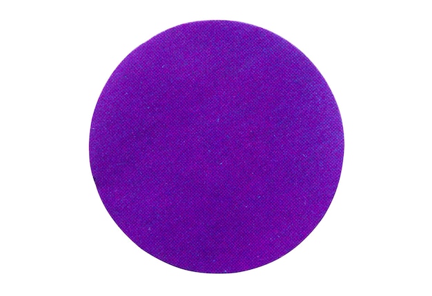 Étiquette autocollante en papier adhésif rond violet blanc isolé sur fond blanc