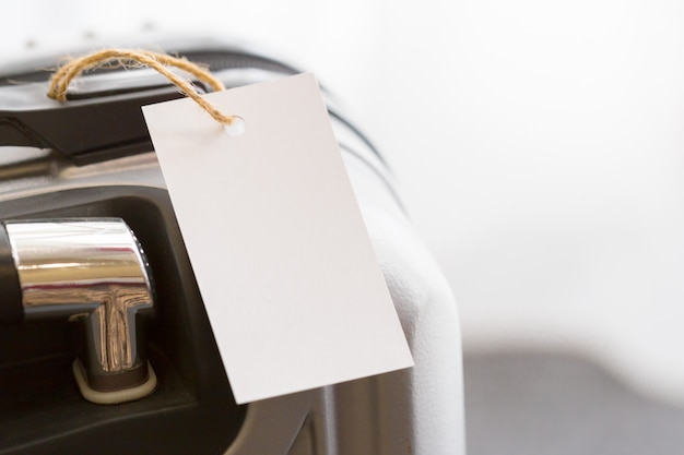 Étiquette de bagage vierge sur une valise