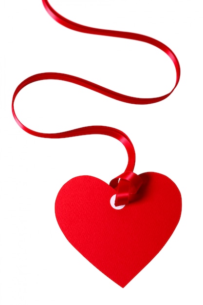 Étiquette-cadeau en forme de coeur avec ruban rouge isolé sur blanc