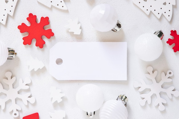 Étiquette-cadeau vierge avec des décorations de Noël autour de la vue de dessus, maquette