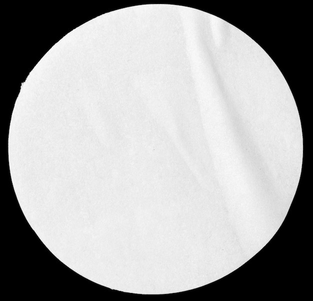 Étiquette de forme de cercle blanc vierge isolée sur fond noir Morceau de papier froissé Maquette de modèle