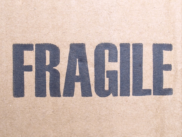 Étiquette fragile sur le paquet