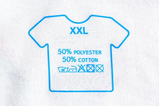 Étiquette d'instructions de lavage du linge sur le T-shirt