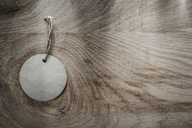 Étiquette de prix ronde sur planche de bois