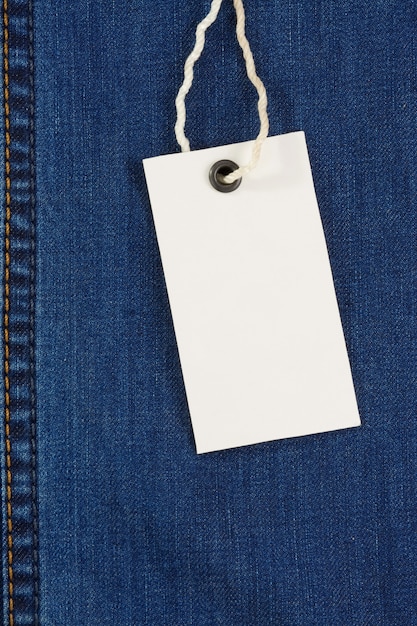 Étiquette de prix sur la texture des jeans