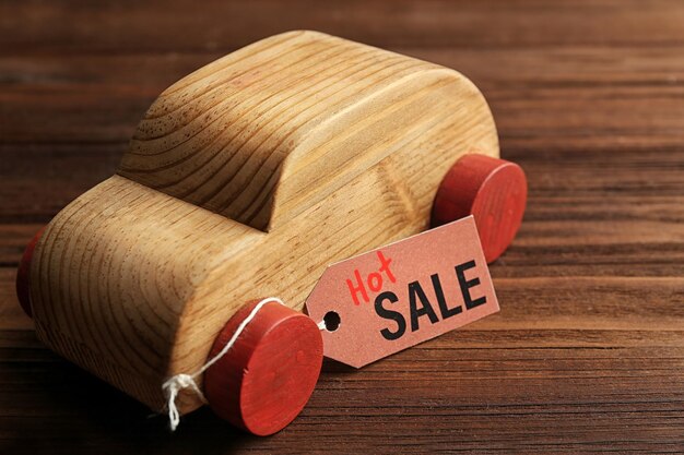 Étiquette de vente sur une voiture-jouet en bois